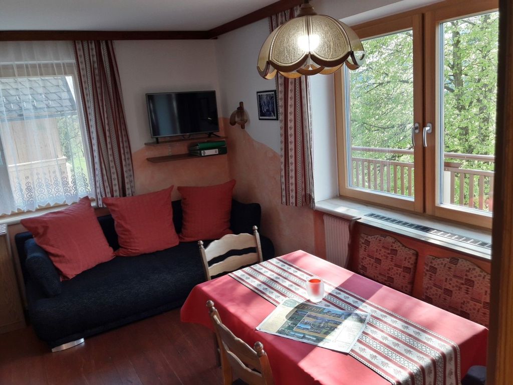 Küche Wohnung A  Eßtisch Couch