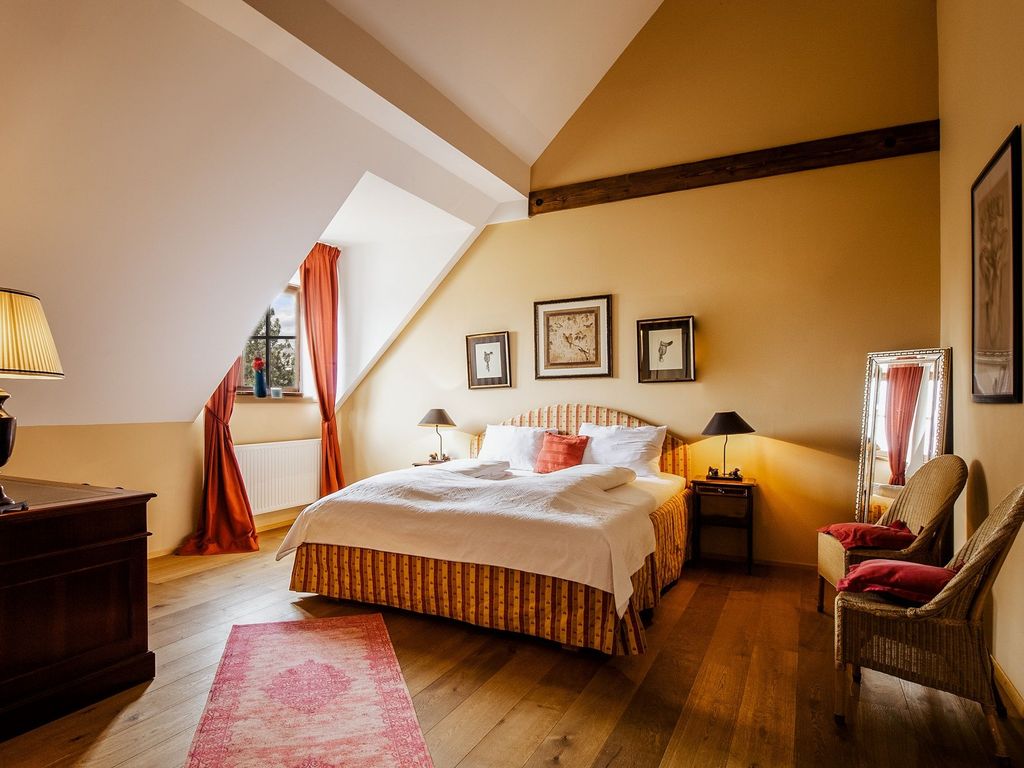 Schlafzimmer mit Doppelbett