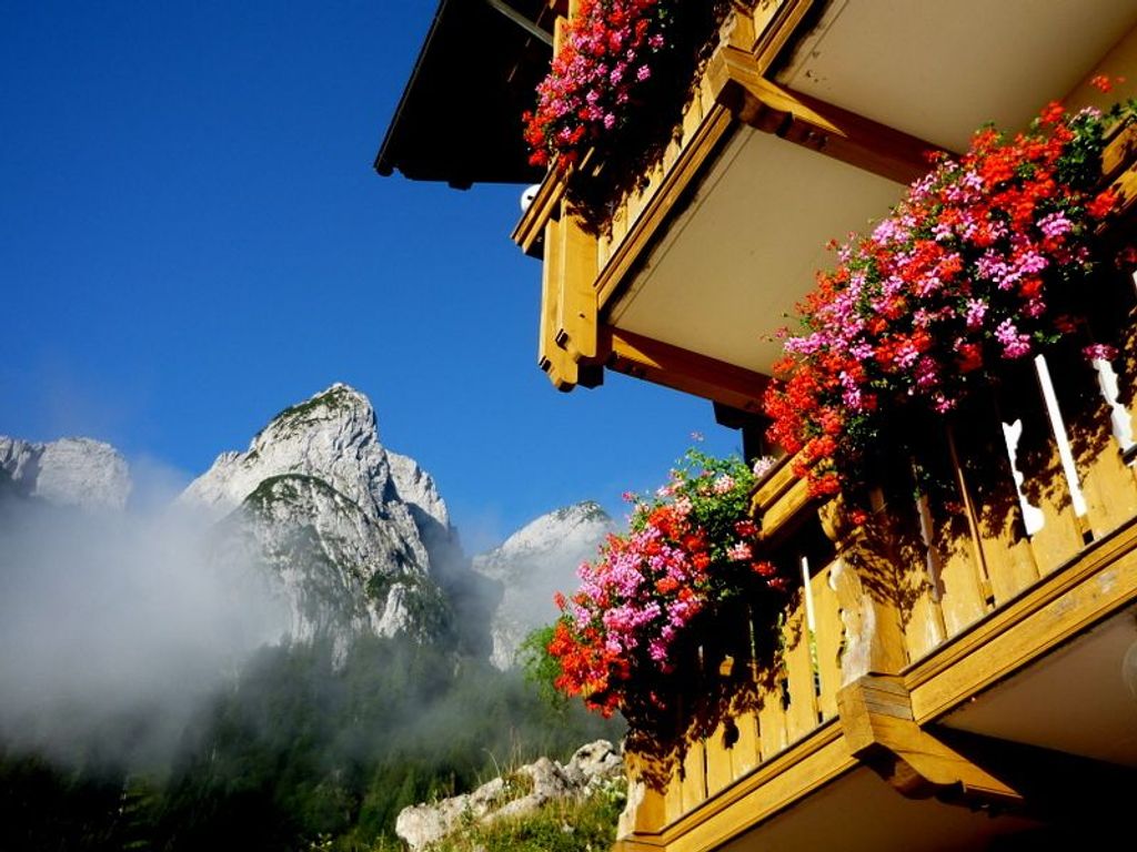 Gasthof mit Gosaukamm im Hintergrund