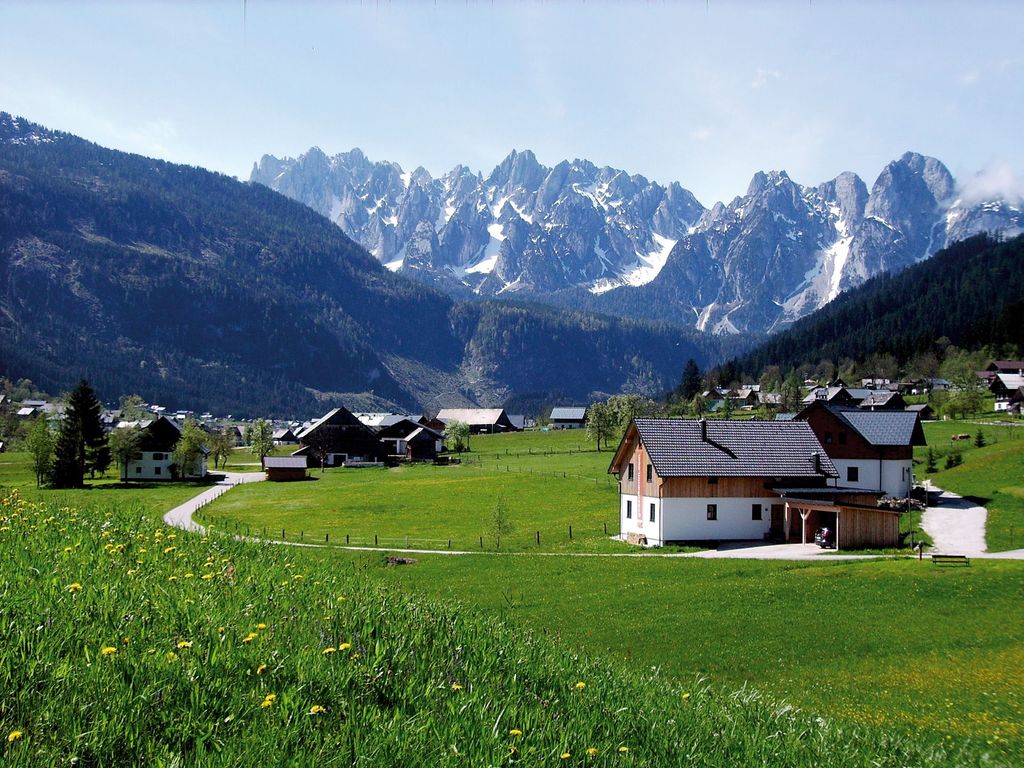 Unser Haus mit Blick auf den Gosaukamm / Apartments gosaukamm.com