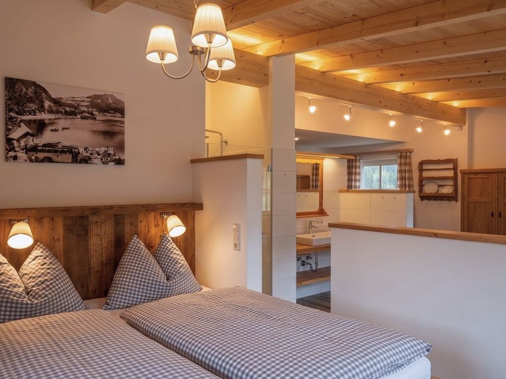 Ferienwohnung Amon- Schlafzimmer und Badezimmer