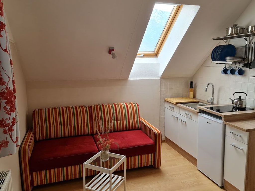 Zimmer mit Balkon und Flussblick - Wohn-Küche