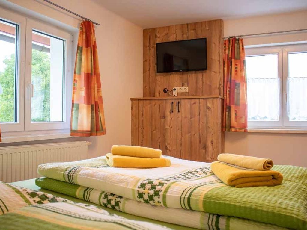 Helles Schlafzimmer in der Ferienwohnung Hehnanest