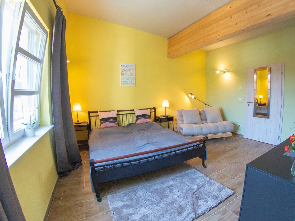 Doppelzimmer mit Doppelbett und Schlafcouch