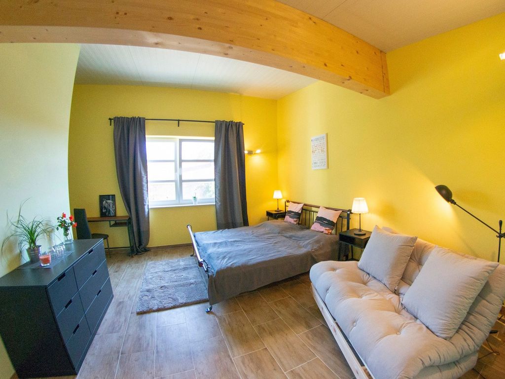 Doppelzimmer mit Doppelbett und Schlafcouch