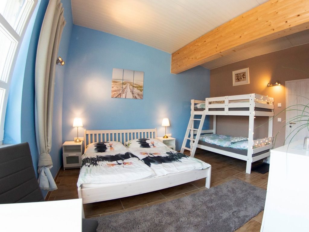 Familienzimmer mit Doppel- und Stockbett