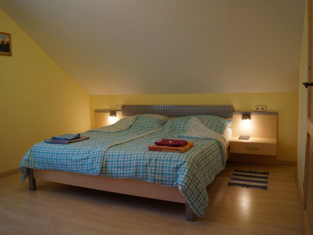 Ahornzimmer mit Doppelbett