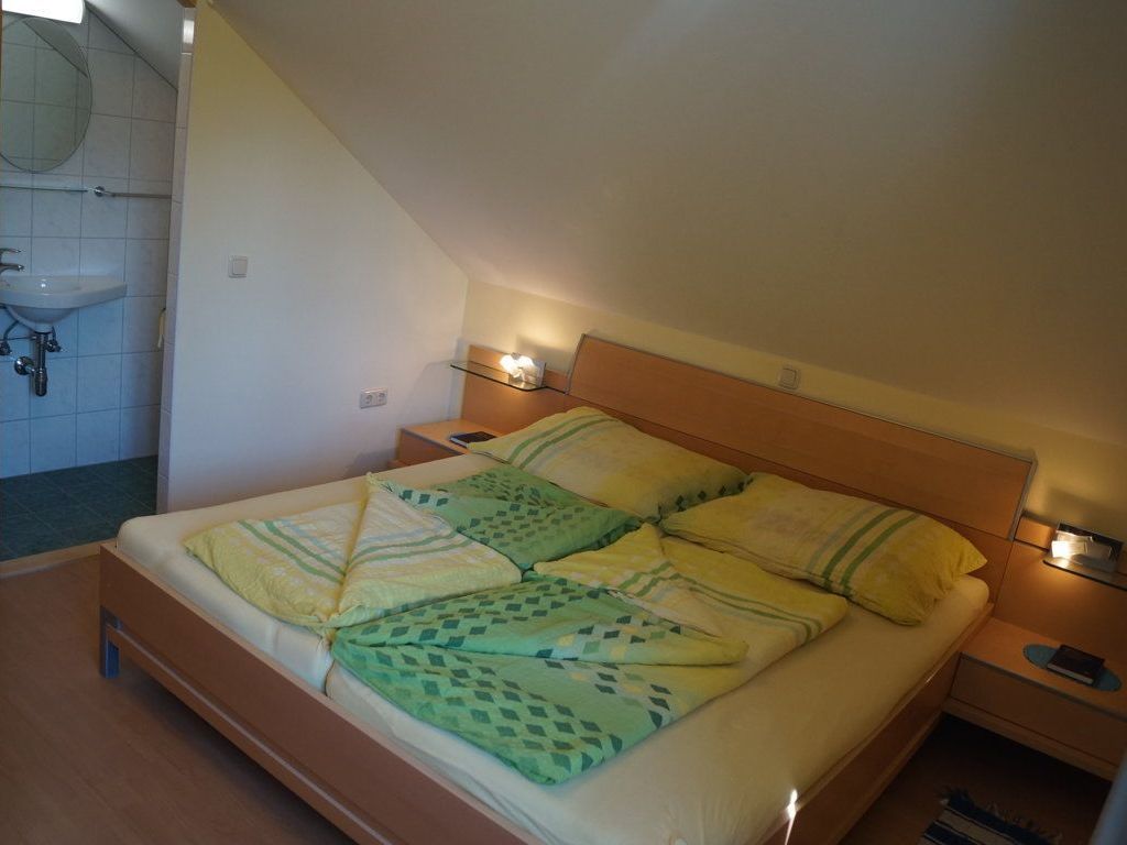 Buchenzimmer mit Doppelbett und eigenem Sanitär