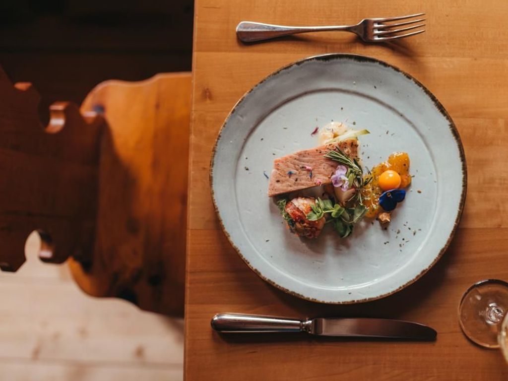 Geräuchertes Edelwelsfilet mit Sellerie-Erdnusssalat