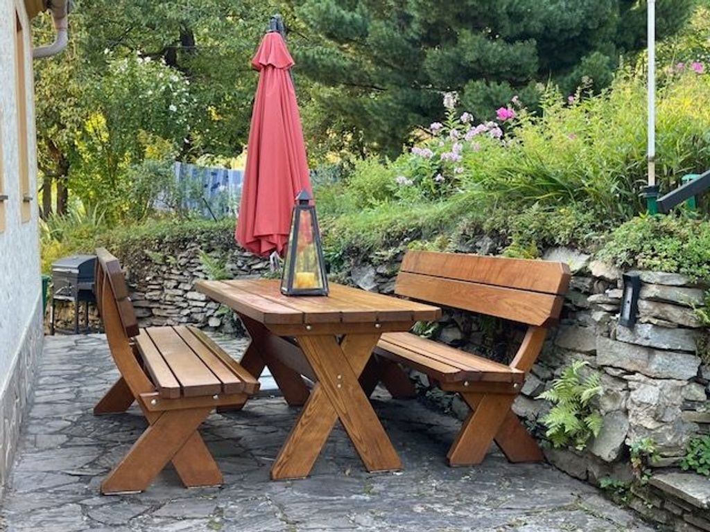 Holzgarnitur vor dem Haus