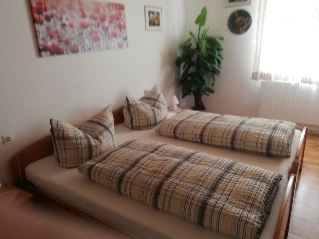 Das Schlafzimmer, wahlweise mit Doppelbett oder zwei Einzelbetten.