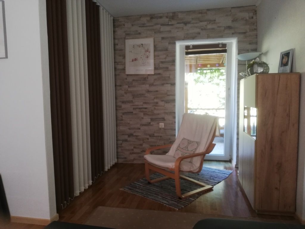 Der Wohnraum mit Terrassenausgang und gut getarnter Nasszelle.