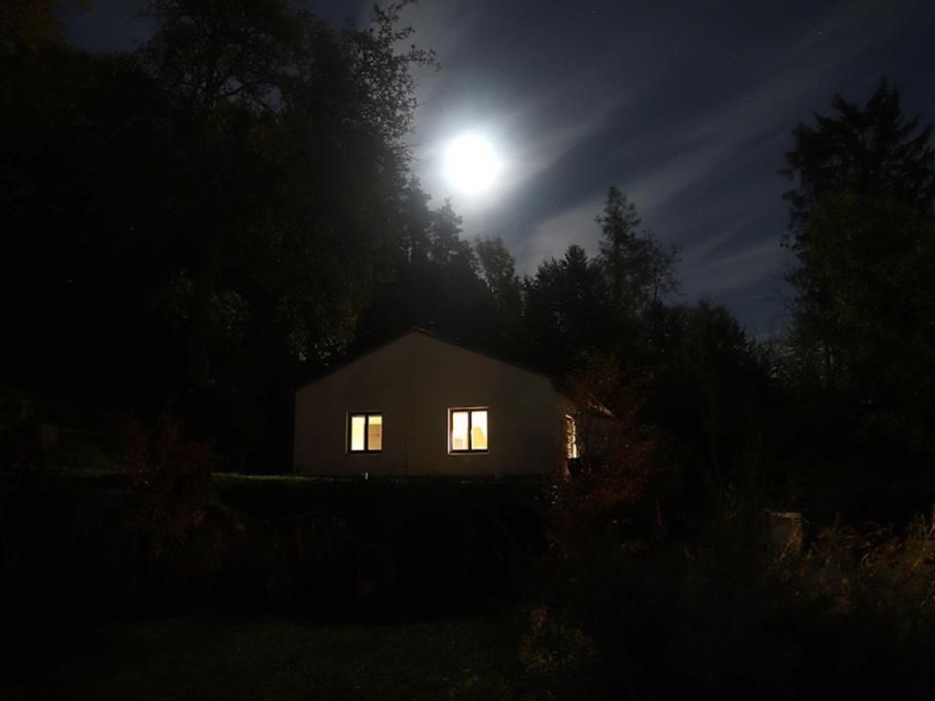 ur_haus_aussen_mondnacht_3313