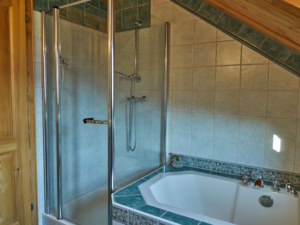 Dusche und Badewanne