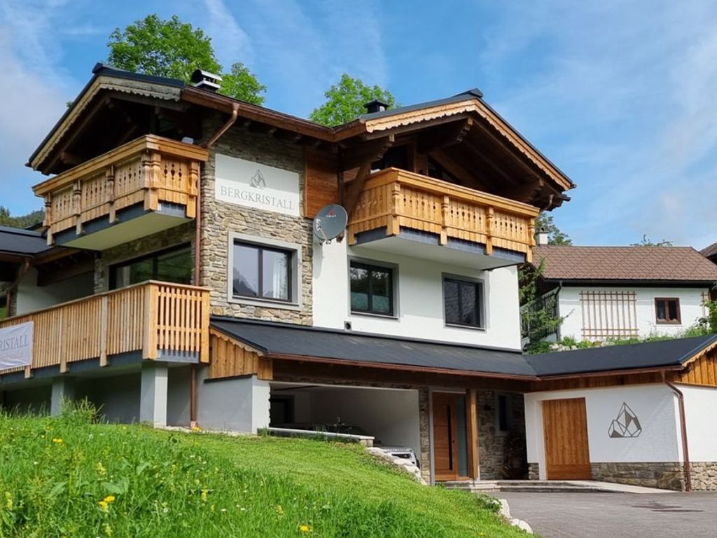 Haus in der Außenansicht im Sommer