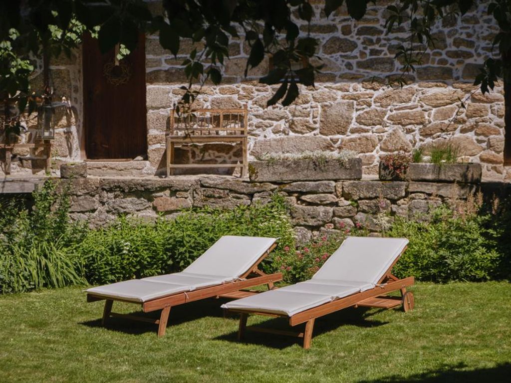 Liegen im Innenhof