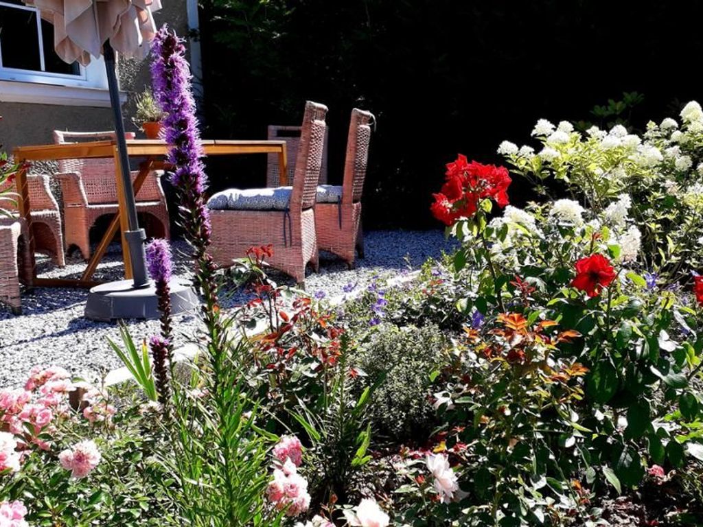 Sonnenterrasse hinter dem Haus