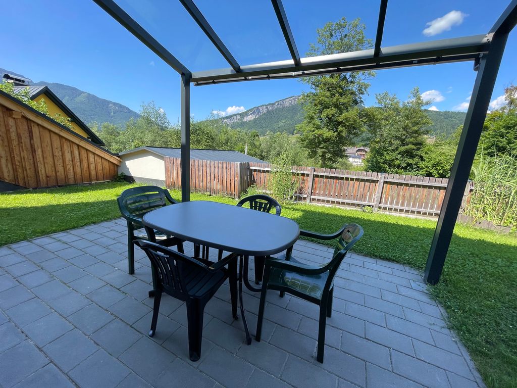Überdachte Terrasse mit Blick auf die Berge