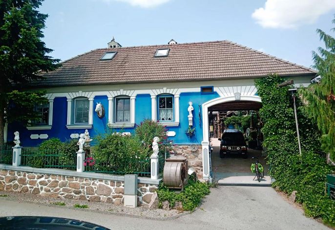 Jutta Deluxe Farmhouse