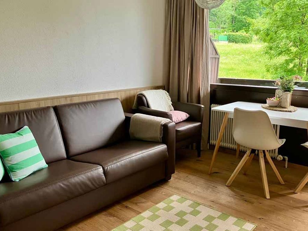 Sofa & Schlafcouch sowie Esstisch in der Ferienwohnung Jogginghose