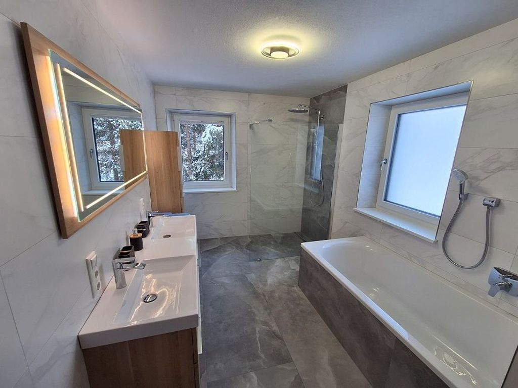 Badezimmer mit Dusche und Badewanne