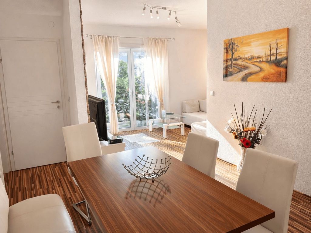 Wohnzimmer mit Esstisch