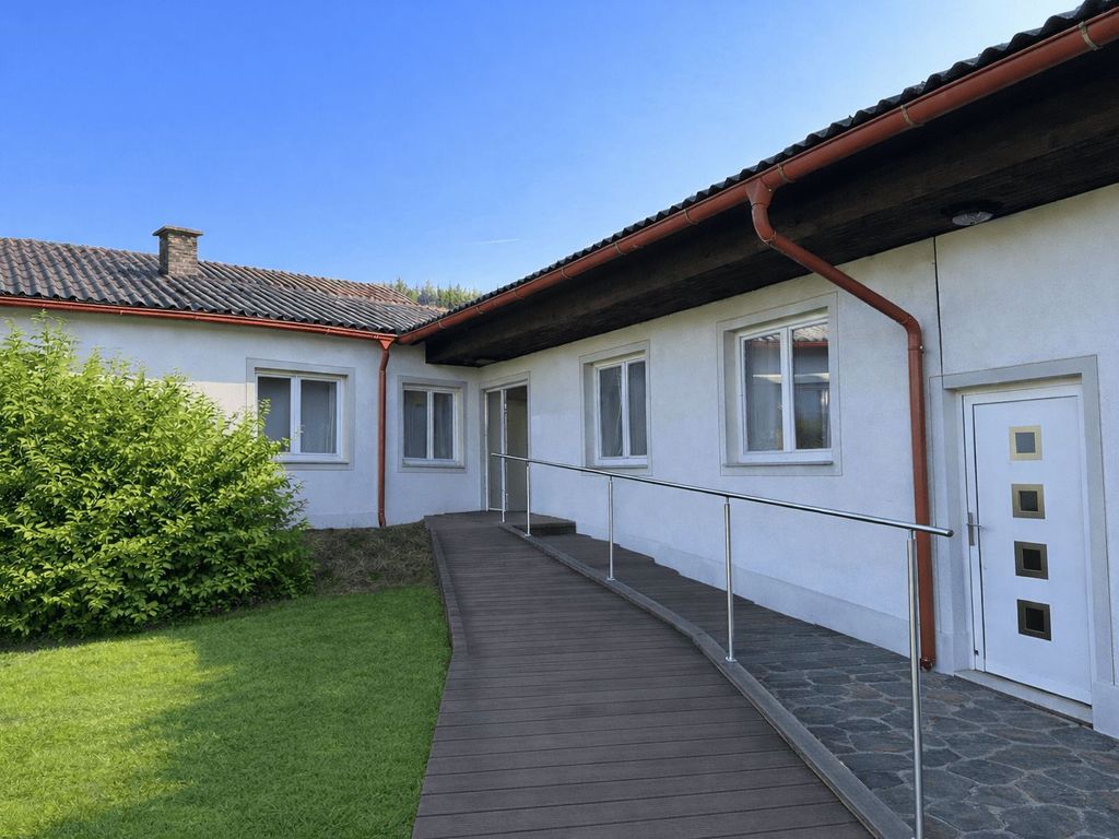 Rollstuhlrampe zu den Eingängen