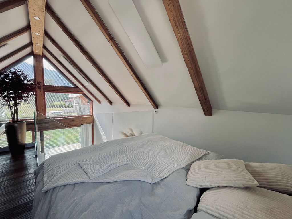 Offenes Schlafzimmer auf der Galerie mit Blick auf die Berge