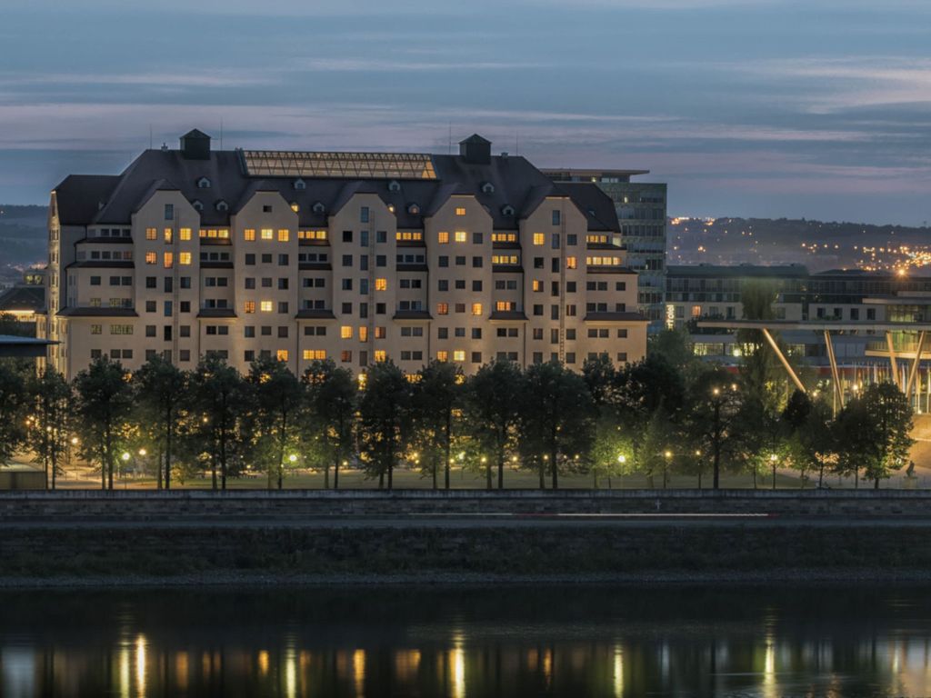 Hotel bei Nacht