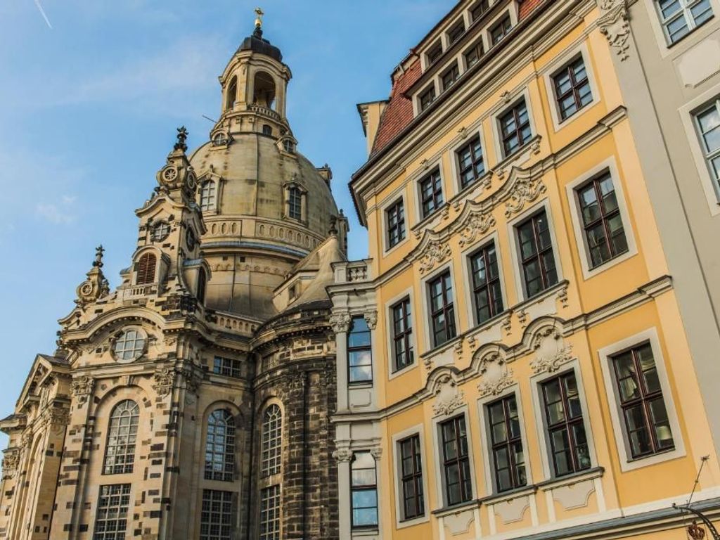 Suitess Außen mit Kirche