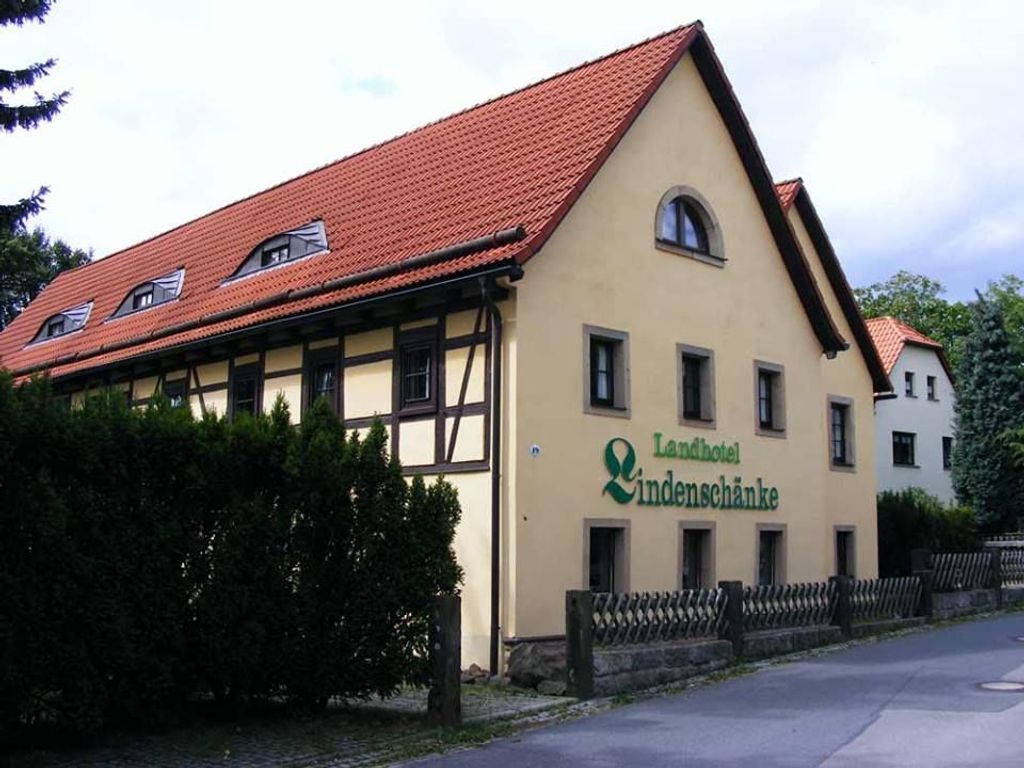 Außenansicht Hotel vom Dorfkern aus