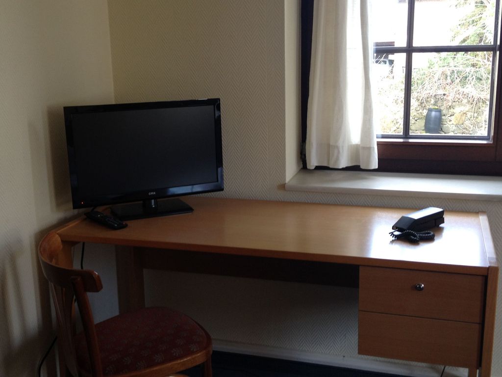 Schreibtisch und Fernseher