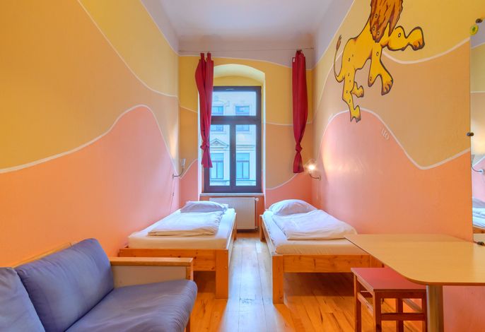 Zweibettzimmer mit Etagen-Dusche und -WC