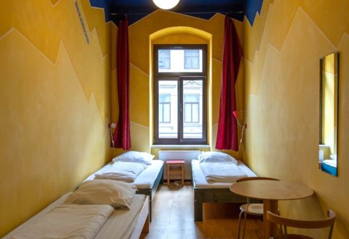 Dreibettzimmer mit Etagen-Dusche und -WC