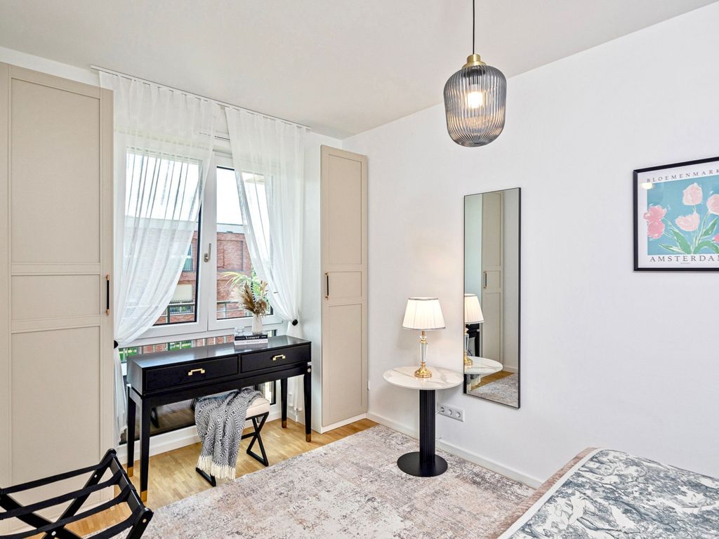 Schlafzimmer mit Schminkbereich