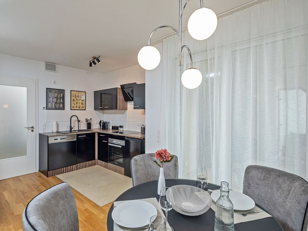 Wohnzimmer mit Esstisch