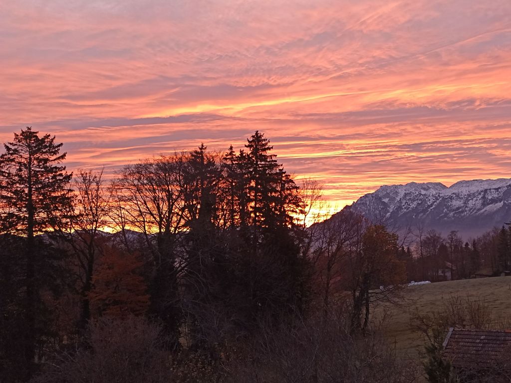 Ausblick vom Balkon mit Morgenrot am Untersberg