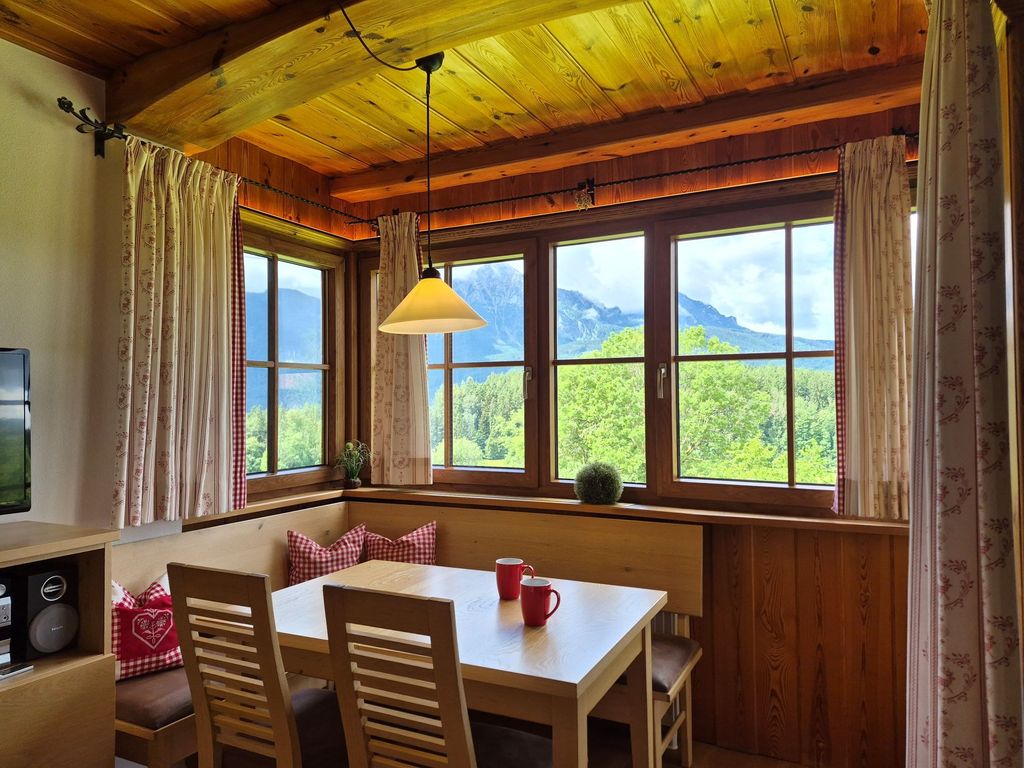Erker mit Aussicht auf die Berge