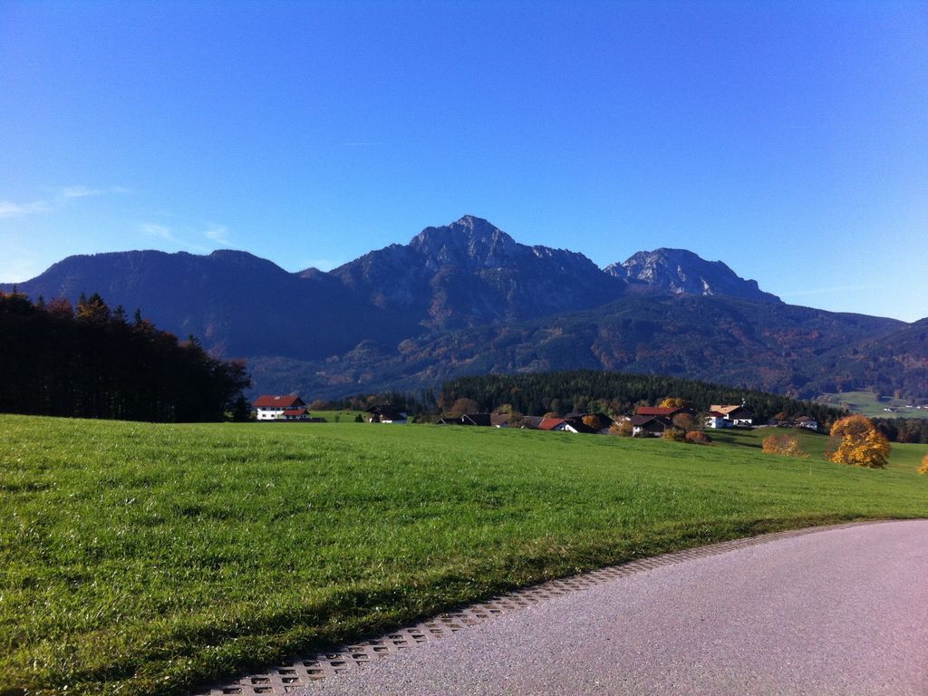 Der Sechshögl mit dem Kochhof und hinten der Hochstaufen