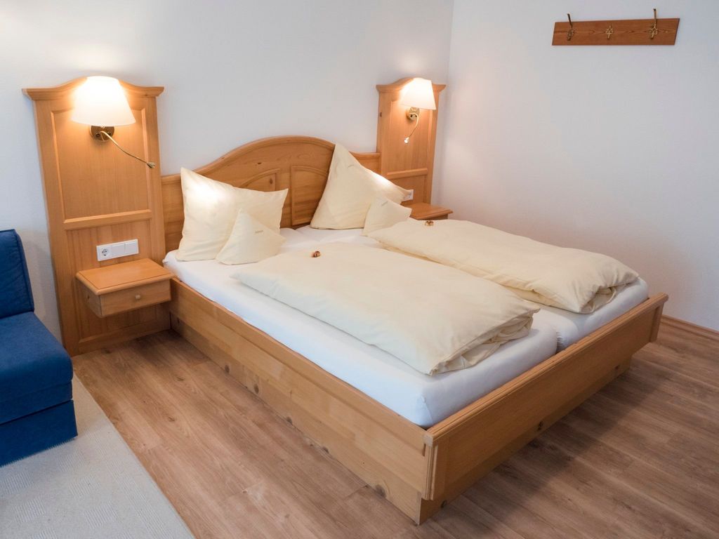 Bett mit Nachttischlampen