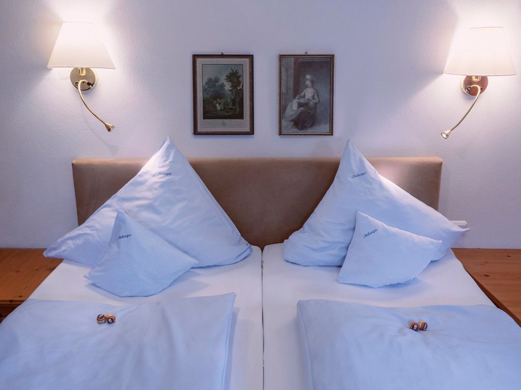 Bett mit Bildern