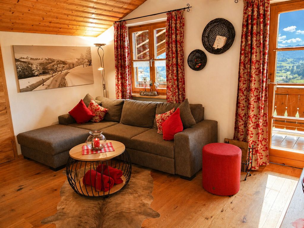 Ferienwohnung "Almgenuss": idyllischer Wohnraum mit Wohlfühlsofa...