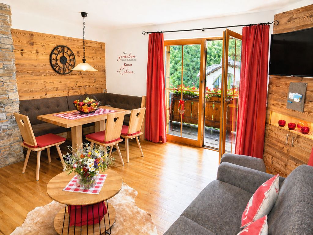 Ferienwohnung "Klausenberg": bezaubernder Wohnraum mit lauschiger großer Essecke und 2 Sofa´s...