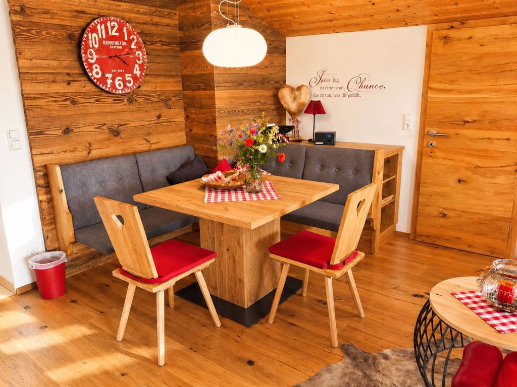 Ferienwohnung "Almgenuss": idyllischer Wohnraum mit schöner großer Essecke...