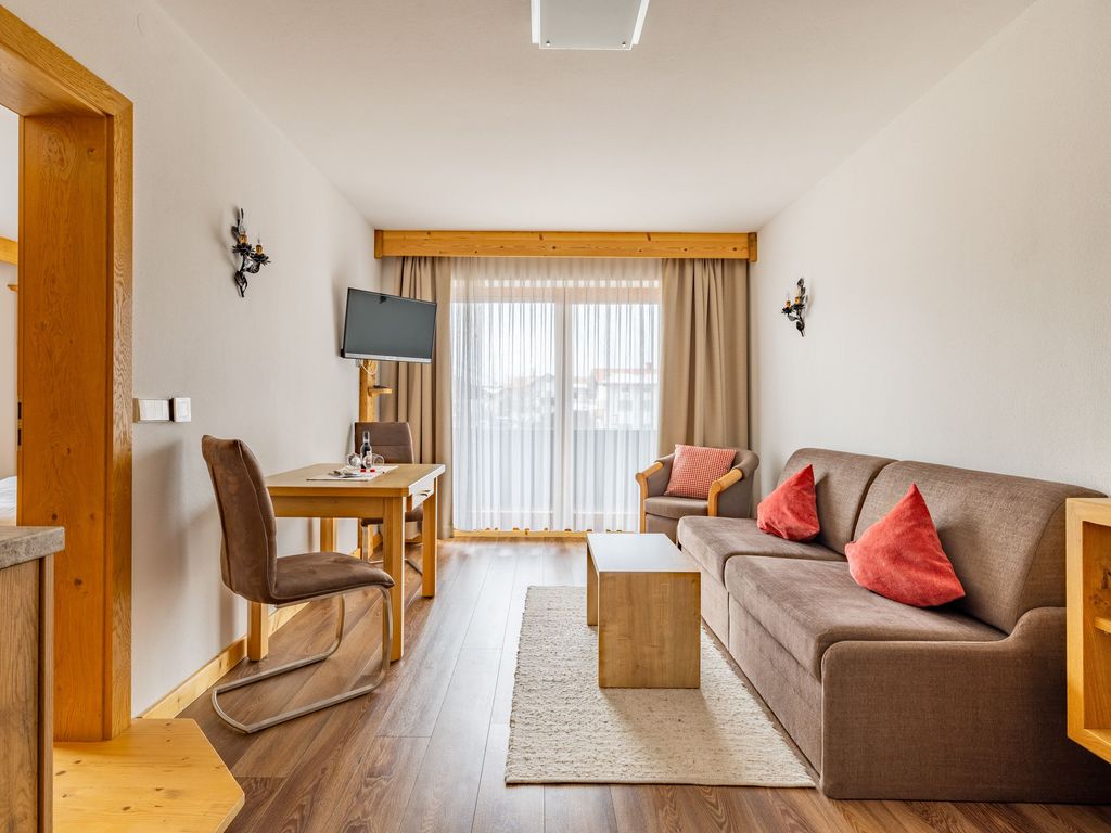 Kaiserblick - schönes, sonniges Wohn- und Esszimmer, Panoramafenster und Süd-Westbalkon