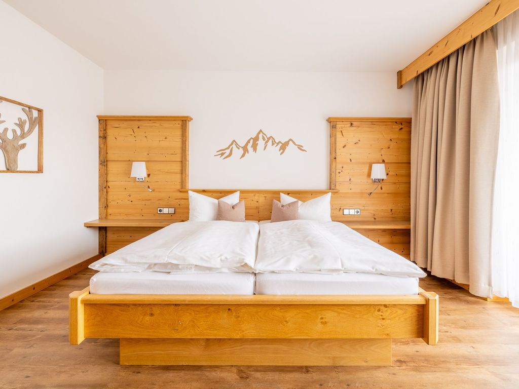 Zahmer Kaiser - großes, sonniges Masterschlafzimmer mit Betten in Komforthöhe, Balkon, Flachbildschirm-TV und Bad en suite