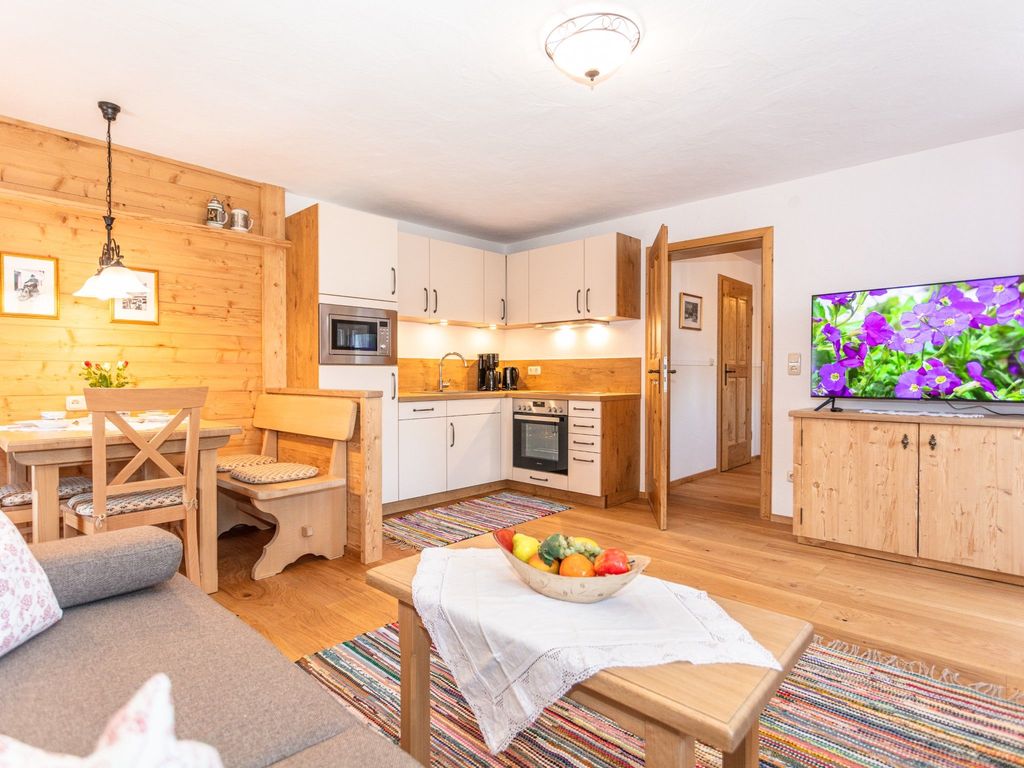 Wohn-Esszimmer mit Küche und Essecke