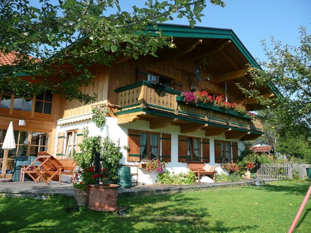 Hausansicht im Sommer