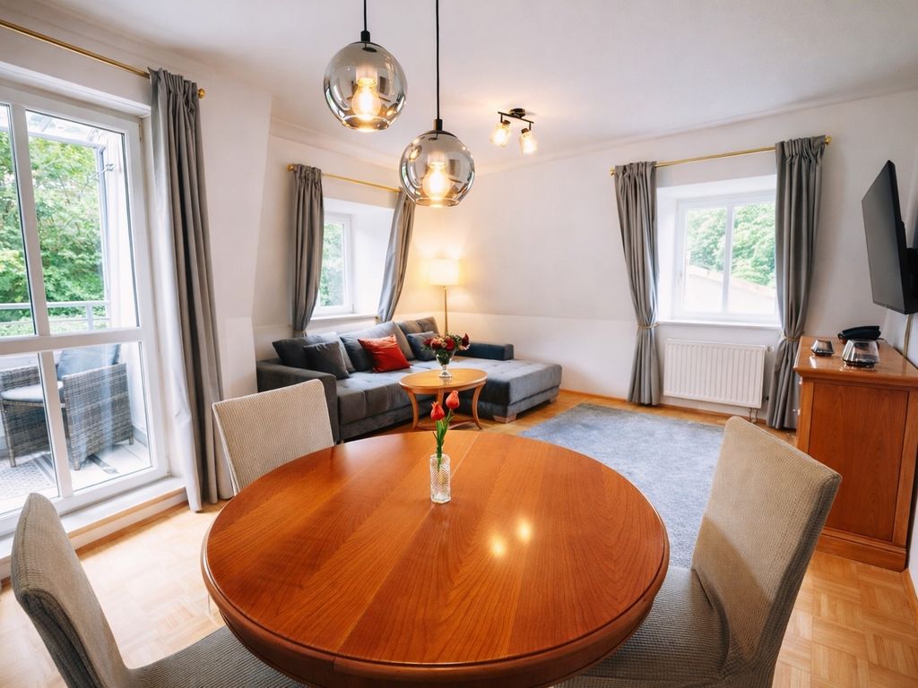 Wohnzimmer mit Essecke und Balkon
