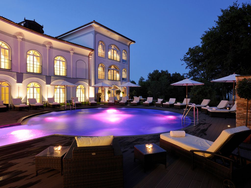 Hotel Gut Ising Aussenpool bei Nacht